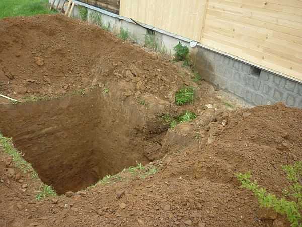 To explore the soil for the foundation on your own, you will need to dig similar pits to a depth of about 2.5 meters
