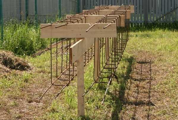 The reinforcing belt can be knitted separately, and then installed in the formwork and tied into a single whole already in place