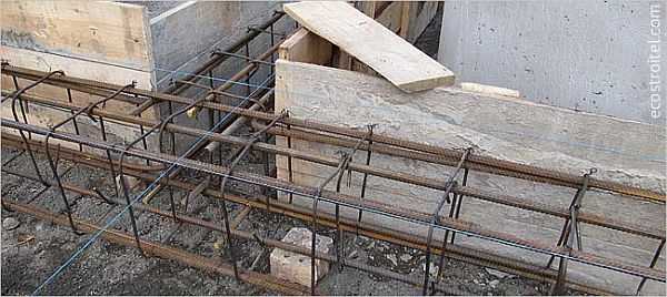 The step of reinforcement of the strip foundation is the distance between two longitudinal bars