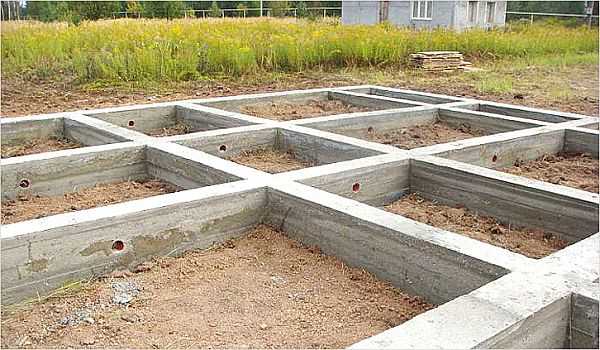 If concrete is poured directly on the construction site, we get a monolithic foundation