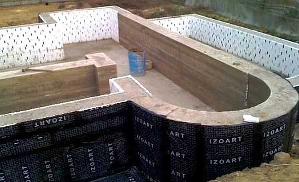The strip foundation is very plastic - it can be made for any building and construction, giving any shape