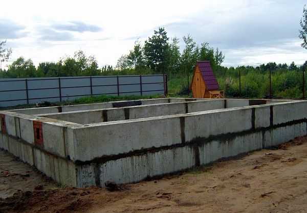 To speed up construction, at a low groundwater level, the tape is collected from ready-made concrete blocks