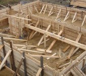 Outside the formwork, they put stops and braces. At high altitudes, they are made in several tiers. Pay attention to the thickness of the support bar