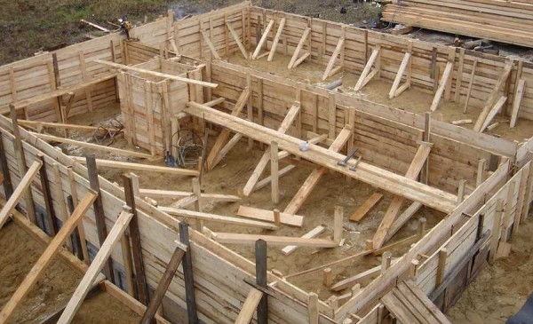 Outside the formwork, they put stops and braces. At high altitudes, they are made in several tiers. Pay attention to the thickness of the support bar