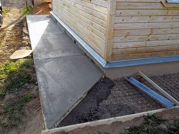 Do-it-yourself concrete blind area. To compensate for the change in the size of the concrete depending on the temperature, wooden planks are laid