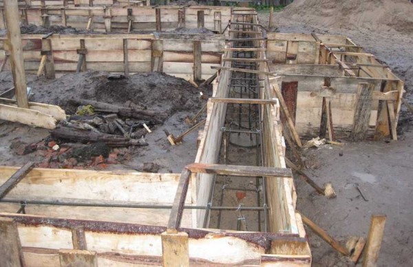 Everything is ready for pouring concrete: the armopoyas is connected, the formwork is exposed and fixed