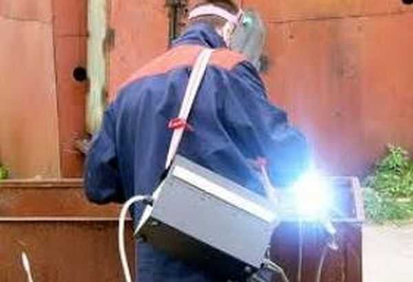 This small box is the inverter welding machine.