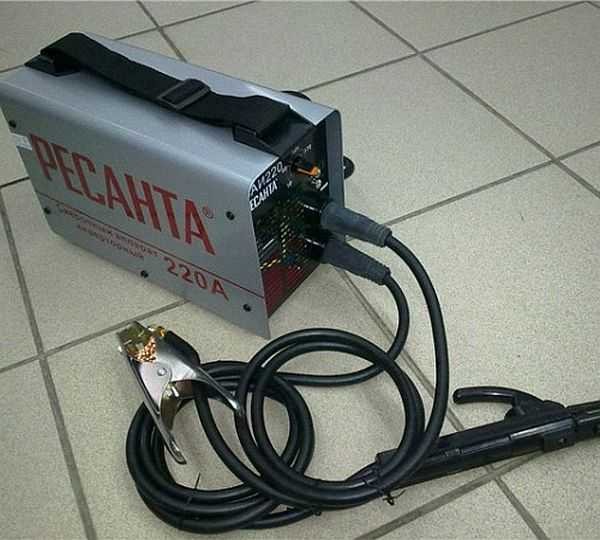 This is a Resanta SAI 220 welding machine - small size and weight