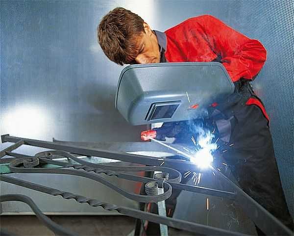 Welding machine for manual electric arc welding allows you to weld almost all metals, except non-ferrous