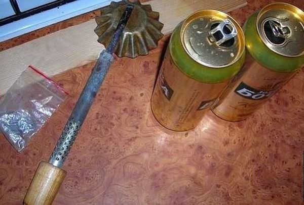 Simple homemade antennas can be made from cans (beer or drinks). Despite the frivolity of the components, it works very well, and it is made very simply