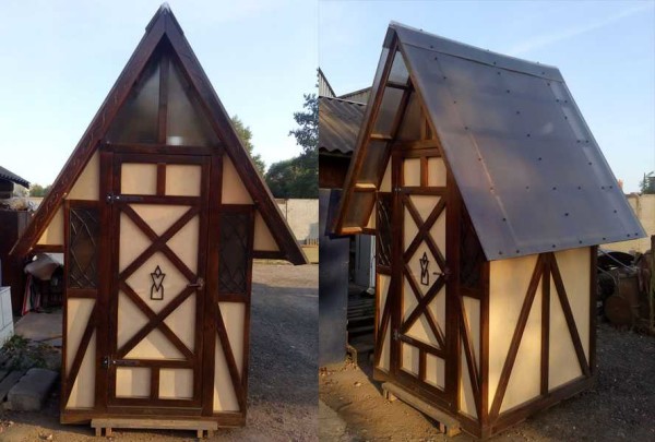 Country street toilet in the form of a Dutch house