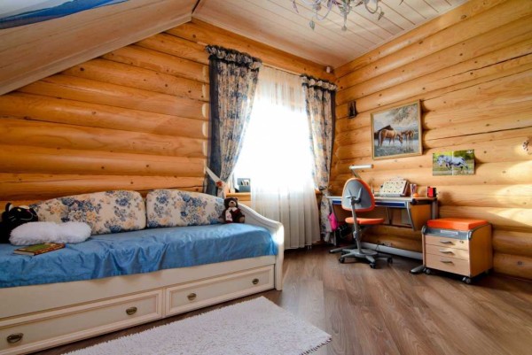 Une option plus calme est une chambre pour une fille.