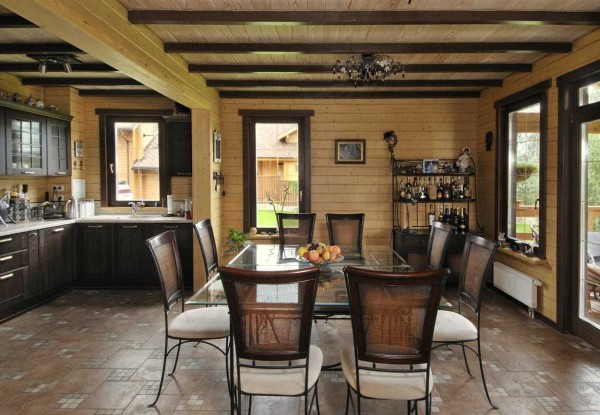 There are contrasts again. The color of the wood is repeated in the furniture. The effect is in front of you