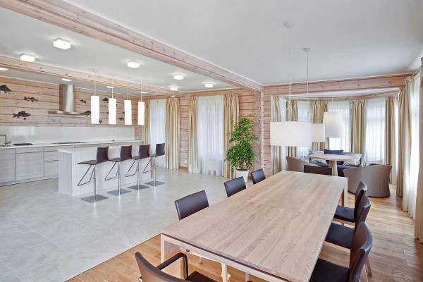 Aménagement intérieur d'une maison depuis un bar: couleurs claires, abondance de lumière