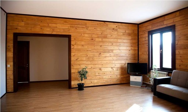 Le plafond lisse rehausse la beauté du bois