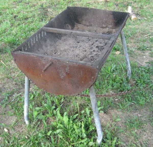 You can also make the simplest grill from the barrel - weld the legs to the cut along the container and cut along the edges of the recess for the skewer