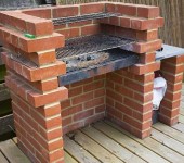 One of the options for a simple brick barbecue. It differs from the basic version in that there are two rows of protruding bricks