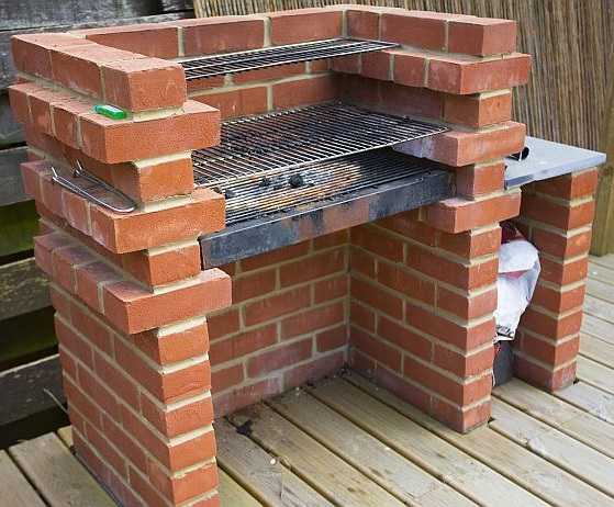 One of the options for a simple brick barbecue. It differs from the basic version in that there are two rows of protruding bricks