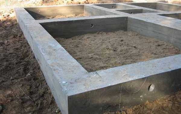 The grade of concrete for the strip foundation of a private house depends on the soil and the type of building material
