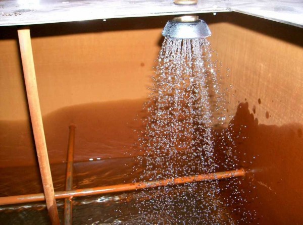 This is how the primary enrichment of water with oxygen in a home-made version looks like: a shower head through which water flows. Only raise it, preferably higher, so that more oxygen is captured