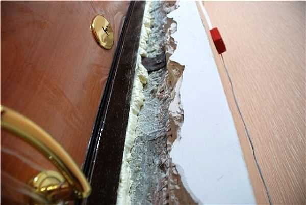 If the old plaster sticks out strongly, it is chipped