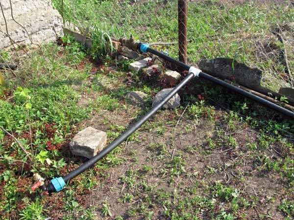 The surface wiring of the water supply system for irrigation in the country with their own hands is done quickly, but the pipes lying on the surface can be damaged