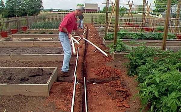 Before starting the installation of the water supply system at the summer cottage, the pipes are laid out in the right places