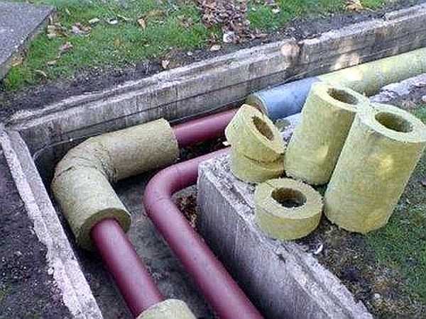 An example of laying pipes above the freezing depth in a prepared ditch.Insulation of the water supply system is carried out with a special insulation, with a suitable inner diameter