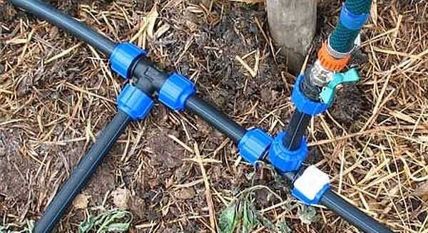 Most often, do-it-yourself automatic irrigation systems are assembled from HDPE pipes on compression fittings