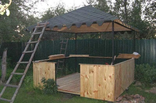 Photo of a gazebo made of metal and wood: the result of work