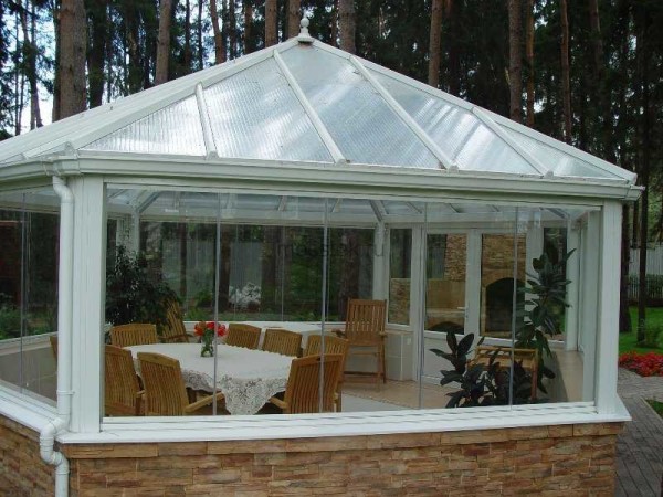 Milky plastic on the roof, glazing made of transparent