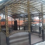 High patterned pillars, decorative arches. The structure turned out to be weightless