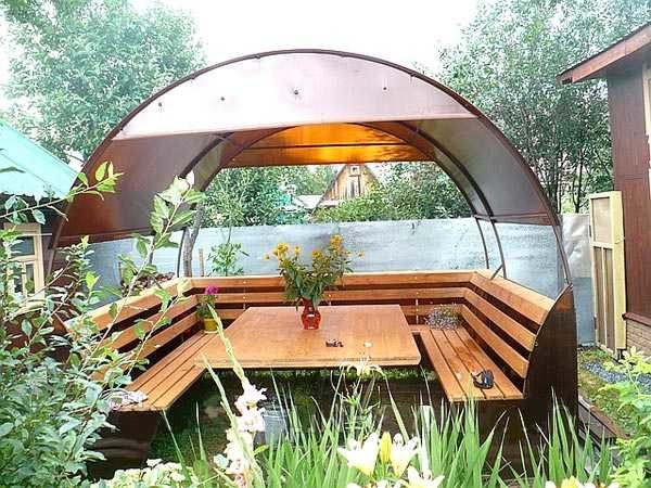 This is probably the simplest gazebo: two bent pipes that are attached to the backs of garden benches. Polycarbonate is attached to the pipes. Summer garden gazebo is ready