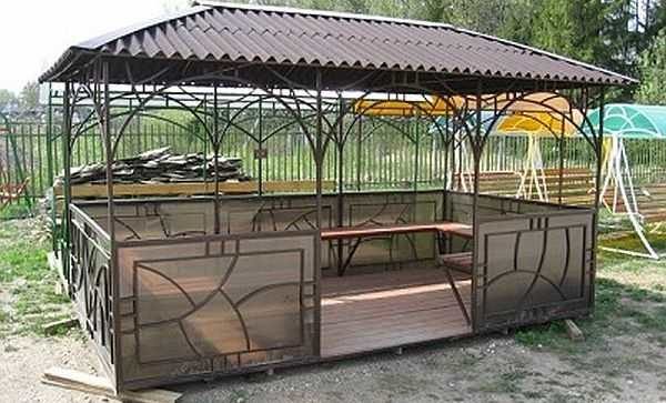 Metal frame combined with tinted polycarbonate sheathing