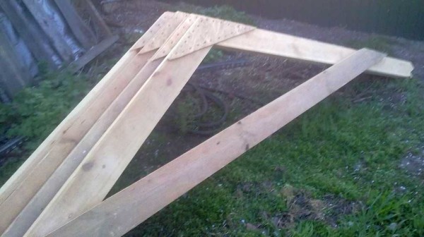 Triangles for roofing material