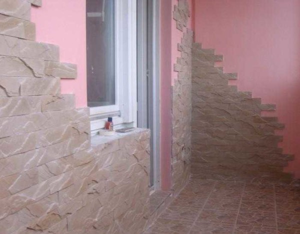 How to sheathe without glazing: a combination of a plastered painted surface and decorative stone
