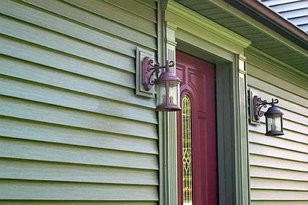 How to sheathe a house outside is cheap? For central Russia - a wooden planed board
