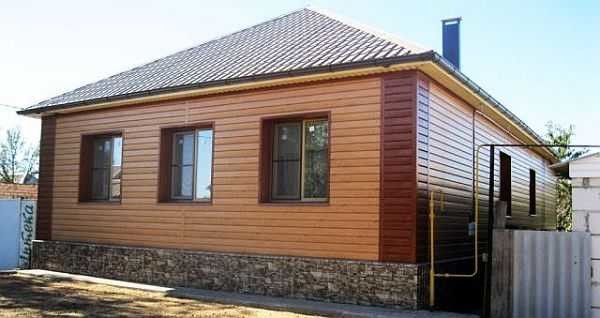 It is not easy to harmoniously decorate a house sheathed with metal siding