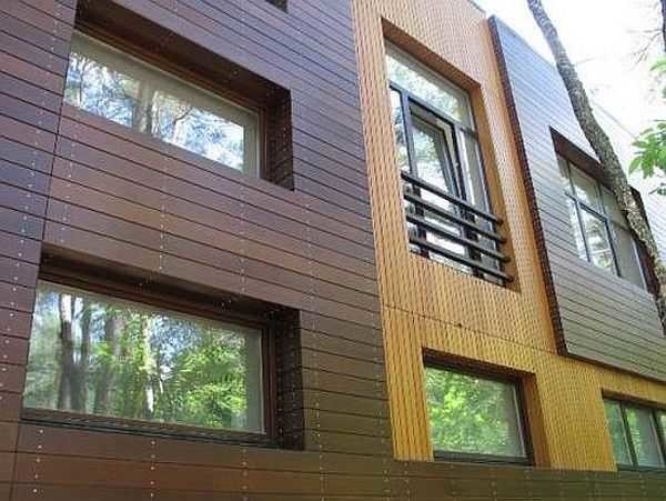 The wood cladding of a house can have a completely non-standard look: different colors and sizes, different directions. It's simple, and the effect is amazing