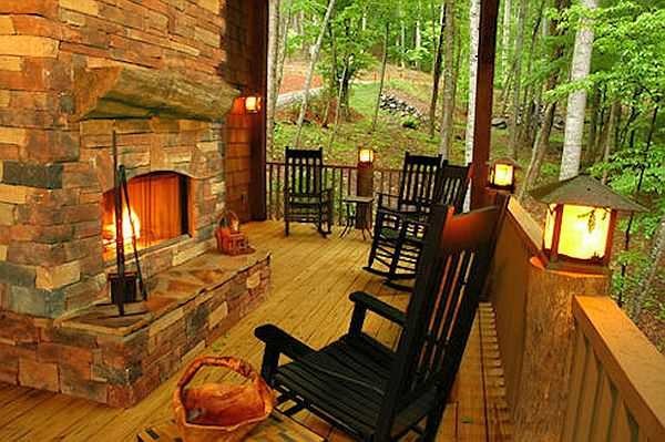 When lighting an open veranda, it is logical to put the lamps on the railing of the fence