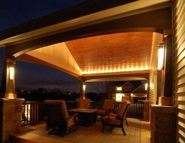 The lamps are hidden behind a decorative panel. The effect of such a simple solution is amazing.