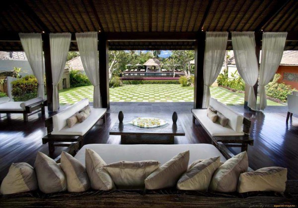 The dark veranda finish is accentuated by light, light curtains. Reception is proven, it almost always works perfectly