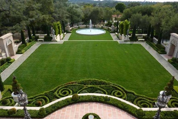 The parterre lawn is one of the most decorative and elegant