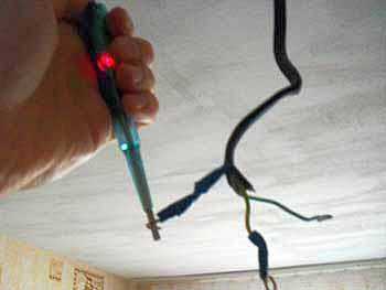 Using an indicator screwdriver to find the phase