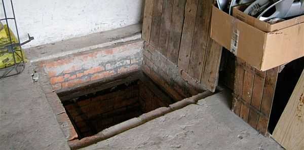 The lid on the cellar in the house should be practically airtight