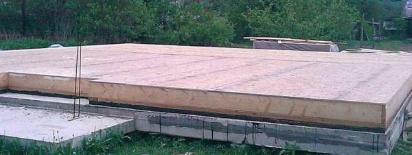 The second stage of building a frame house is completed: the floor is laid