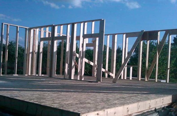 Do-it-yourself wall frame assembly can be carried out gradually (ballun technology) or by block-shields (platform technology)
