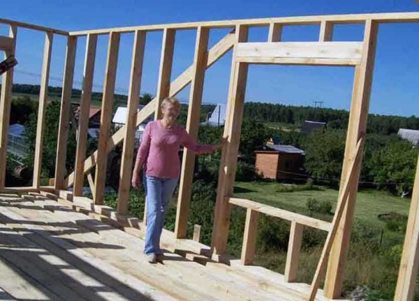 Reinforced pillars near windows and doors are a must. Only in this way will a self-built frame house be reliable