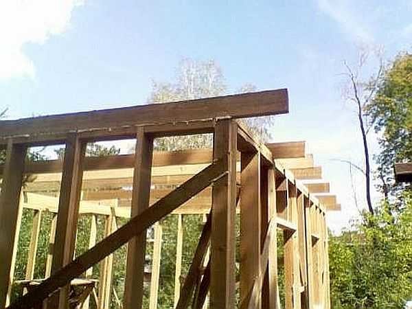 In this one-story frame house, the floor beams are at the same time the support for the rafters. Therefore, they are released 30 cm beyond the perimeter of the walls.