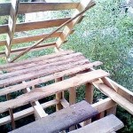 To fix the rafters in a given position before the crate was filled, temporary jibs were used